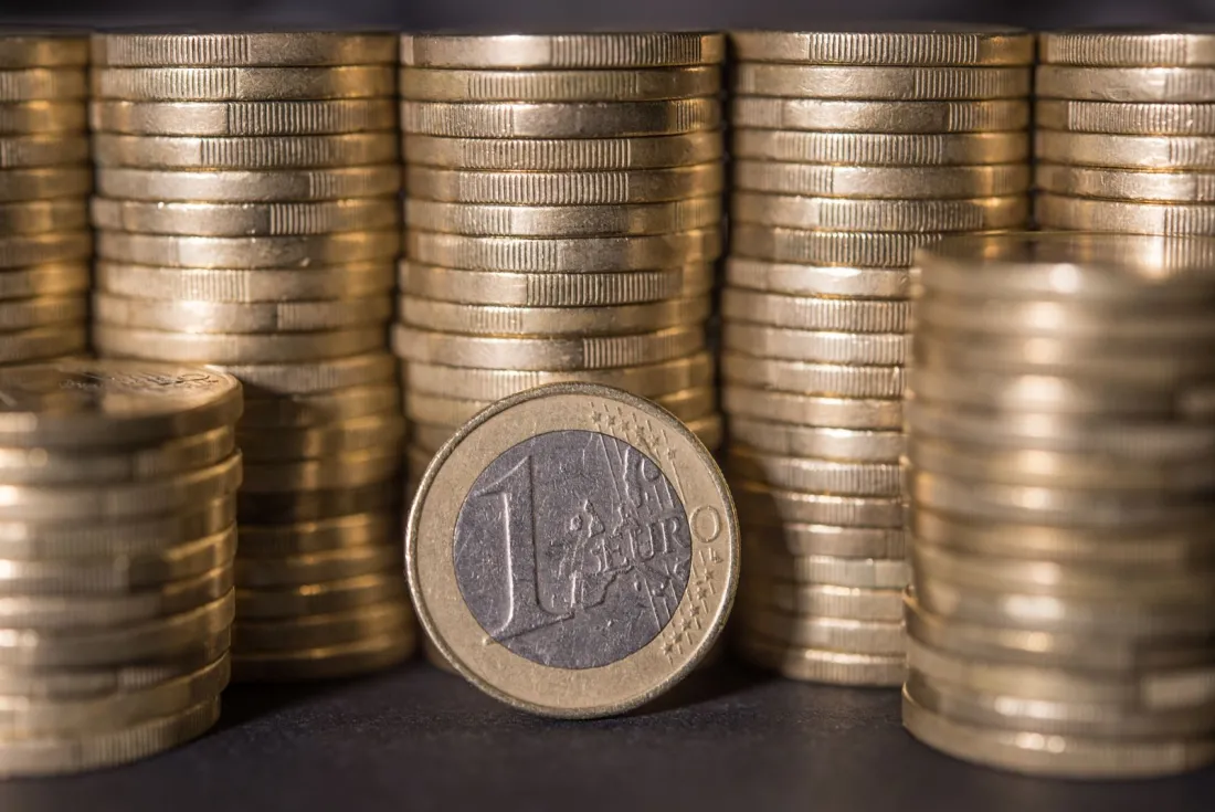 Stacks of euro coins with a single coin in front, illustrating which countries have implemented the EU Pay Transparency Directive