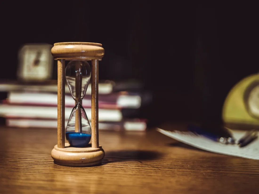 Wooden hourglass on a desk, illustrating the inheritance tax tail and how long you have to live outside the UK to avoid inheritance tax