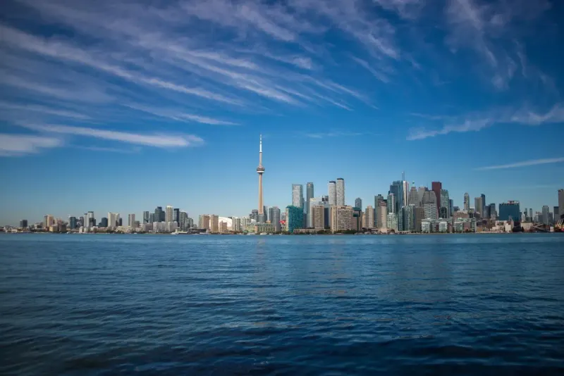 Toronto skyline with the CN Tower and waterfront, Canada: lawyers and advisers in Canada