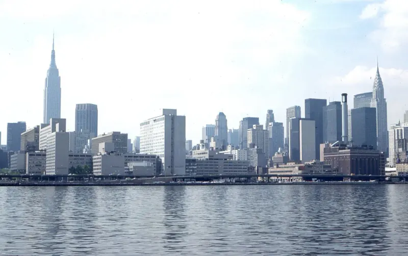 Manhattan skyline along the waterfront, New York City: dispute resolution & litigation lawyers in New York