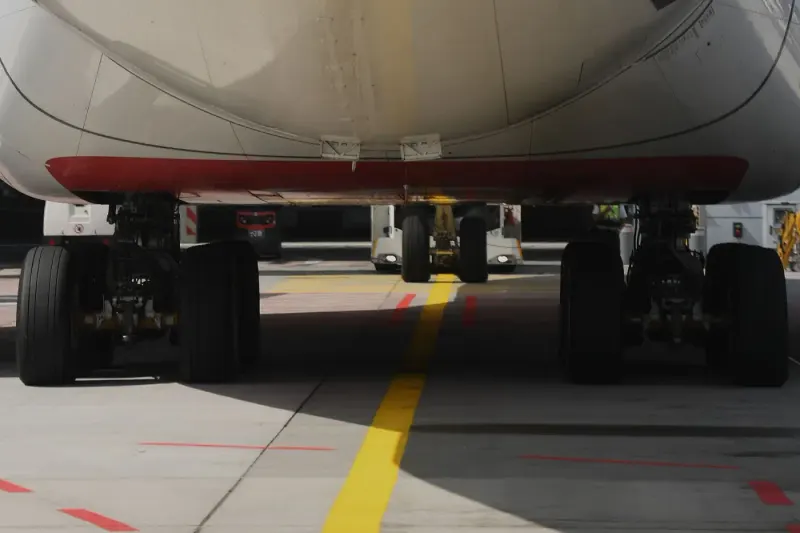 Airliner undercarriage and wheels on the tarmac at Frankfurt Airport: aviation news and analysis