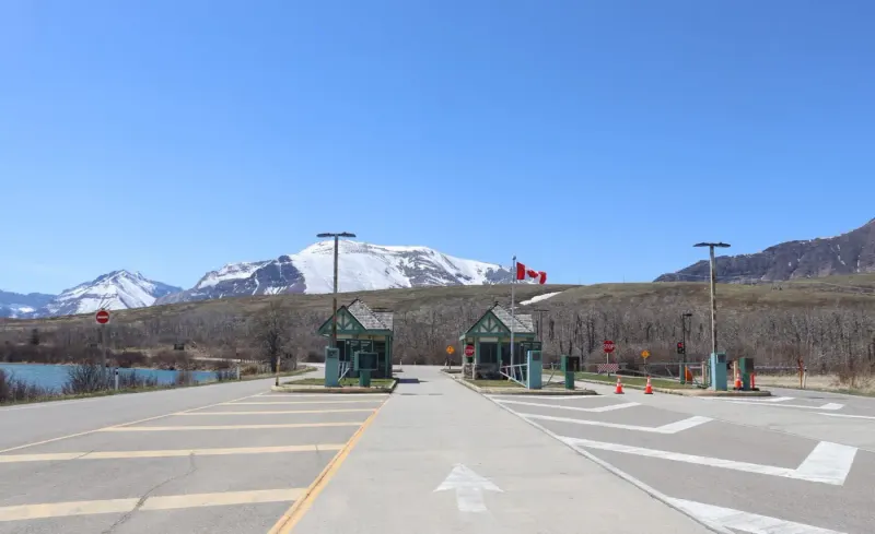 Remote Canadian border crossing with snow-capped mountains: cross border lawyers and advisers