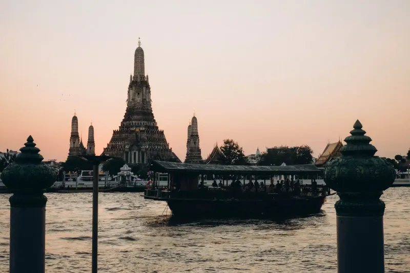 Wat Arun temple and a ferry on the Chao Phraya River at sunset, Bangkok, Thailand: lawyers and advisers in Thailand