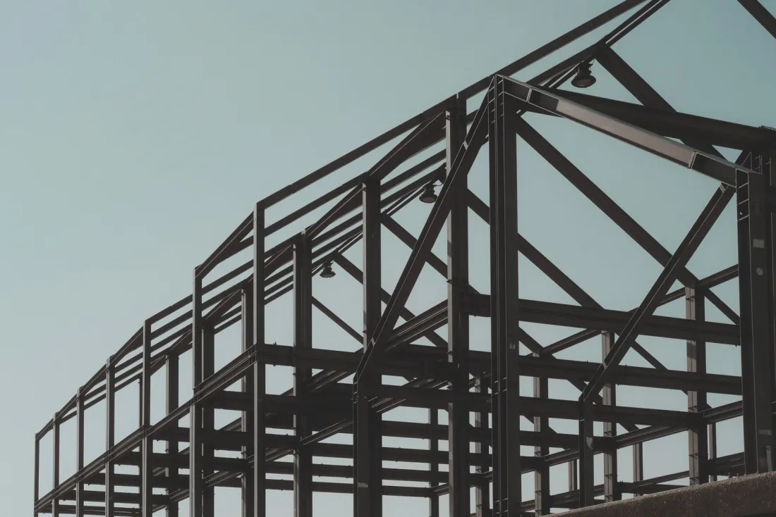 Steel building frame against a clear sky, representing interim payments and smash and grab adjudication under the Construction Act