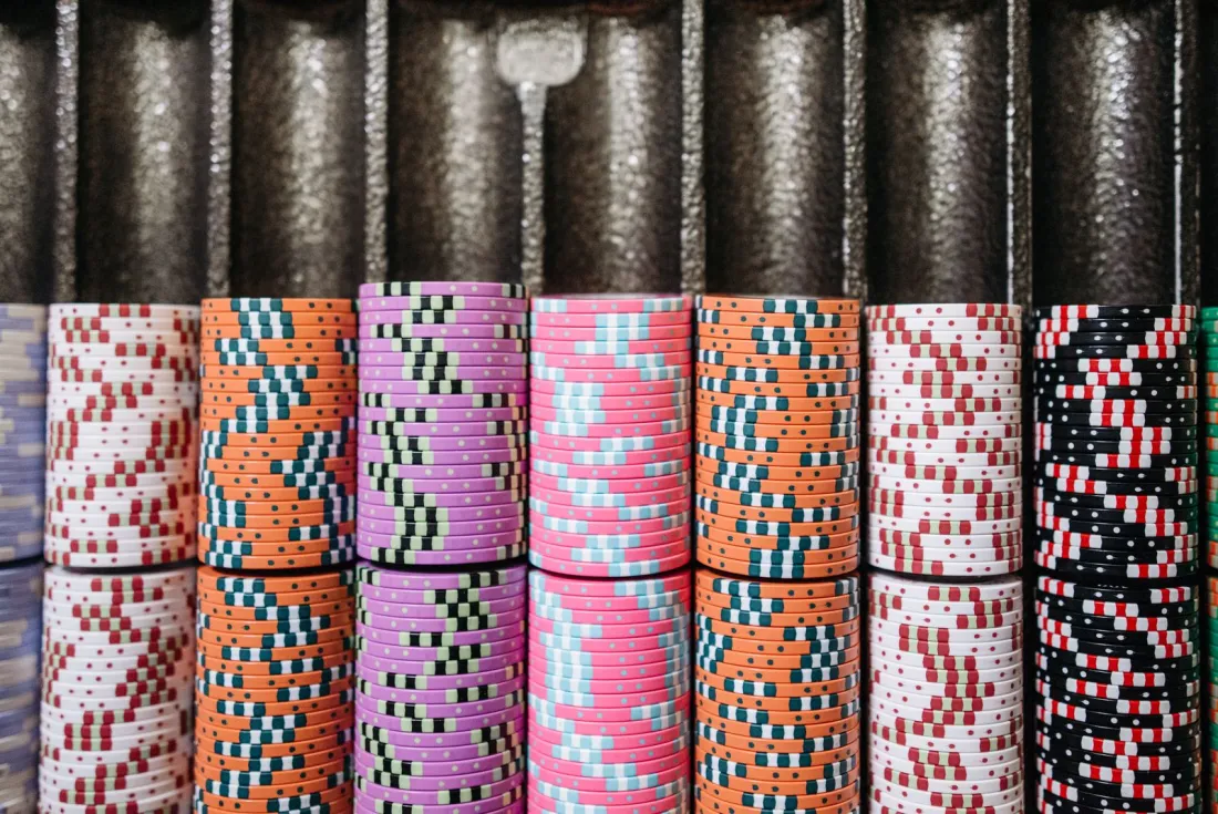 Rows of casino chips in a tray, illustrating how the Ksa fine was calculated from estimated gross gaming revenue from illegal online casinos in the Netherlands