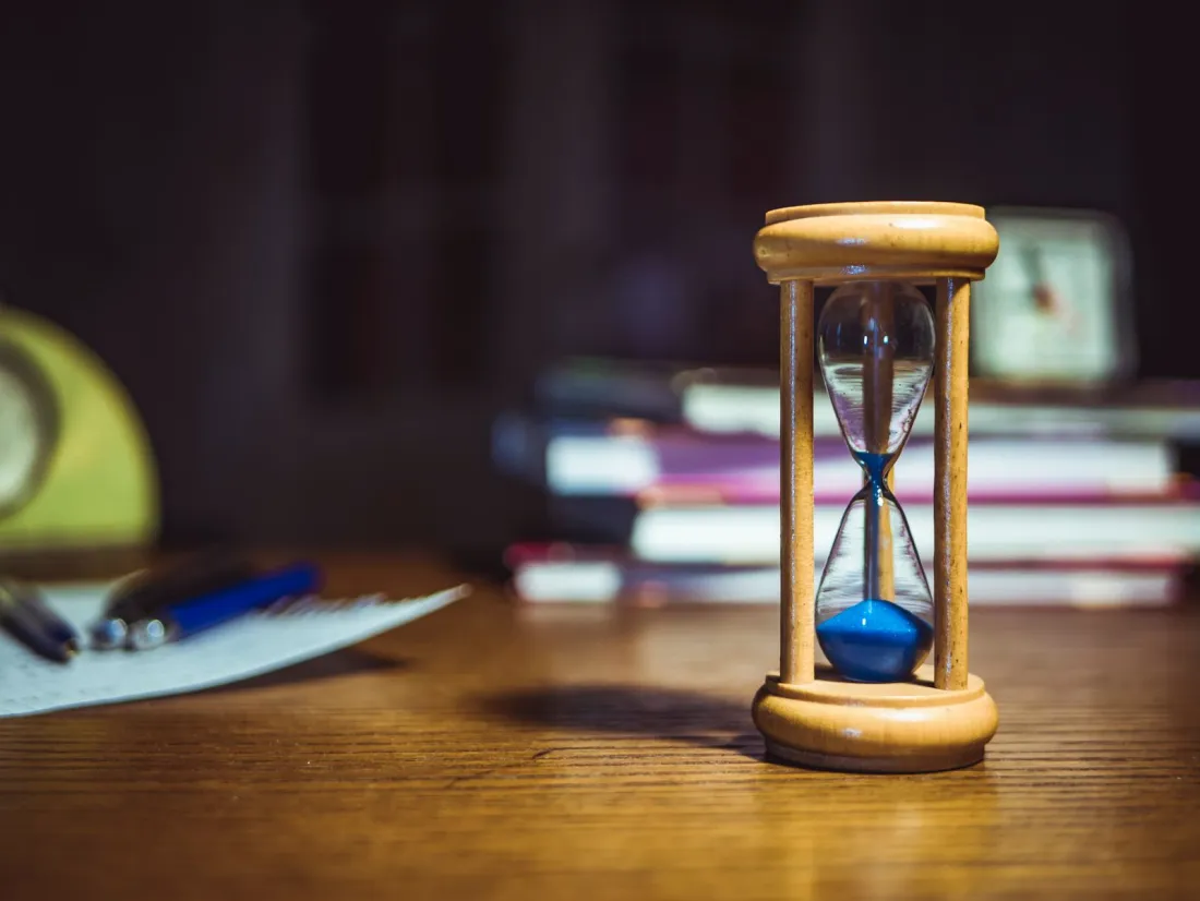 Wooden hourglass on a desk, representing the 72-hour deadline when reporting a data breach to the ICO