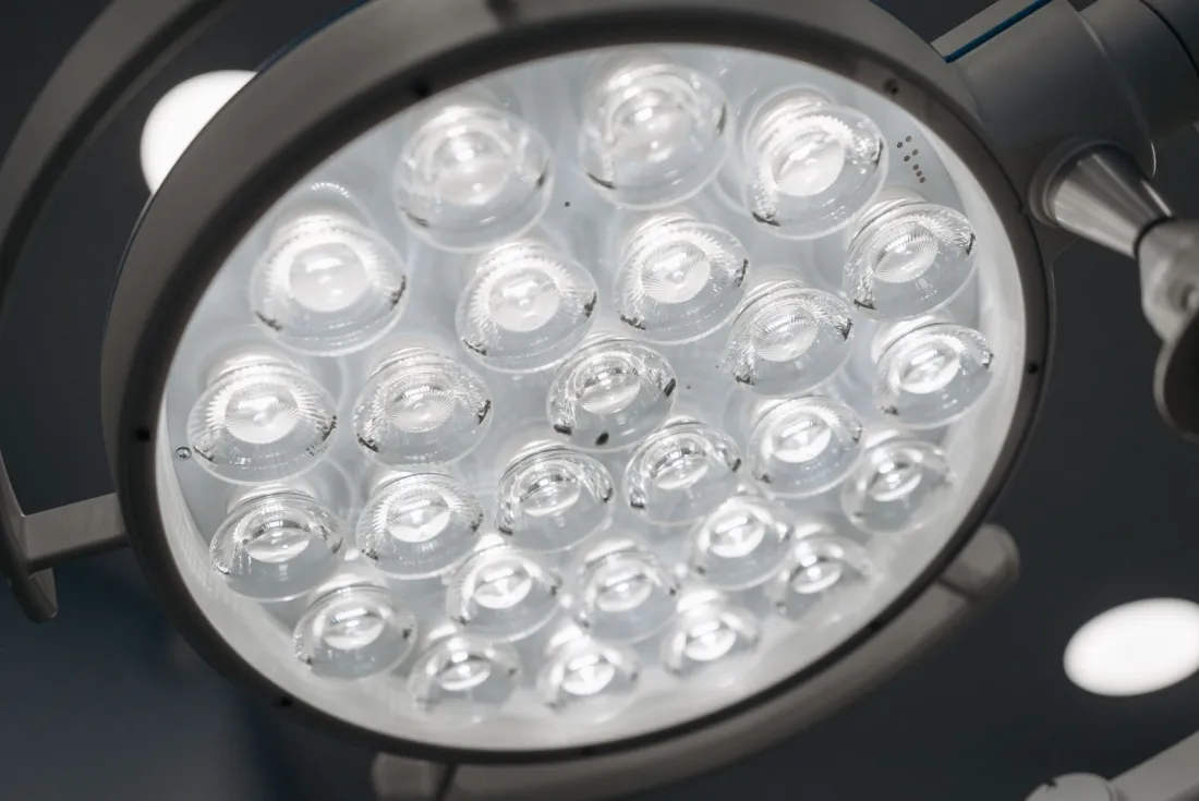 Surgical lamp in an operating theatre, illustrating the complication risks behind medical negligence abroad claims