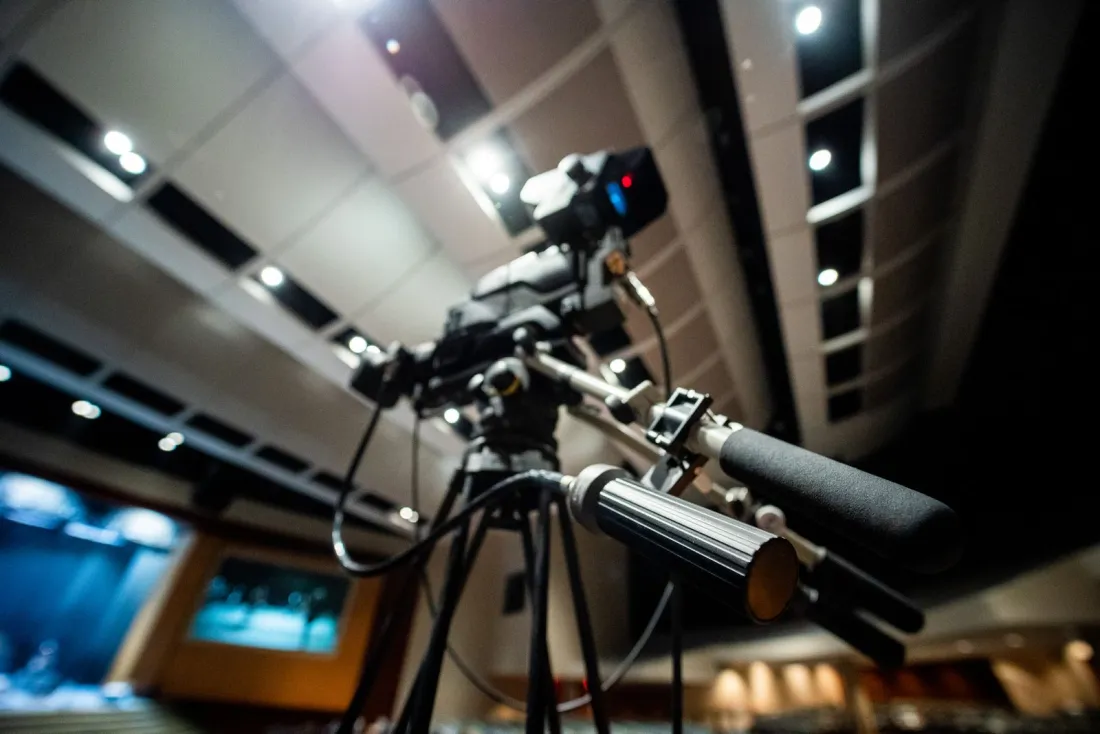 Video camera on a tripod in a studio, illustrating influencer advertising and image rights for athletes and creators