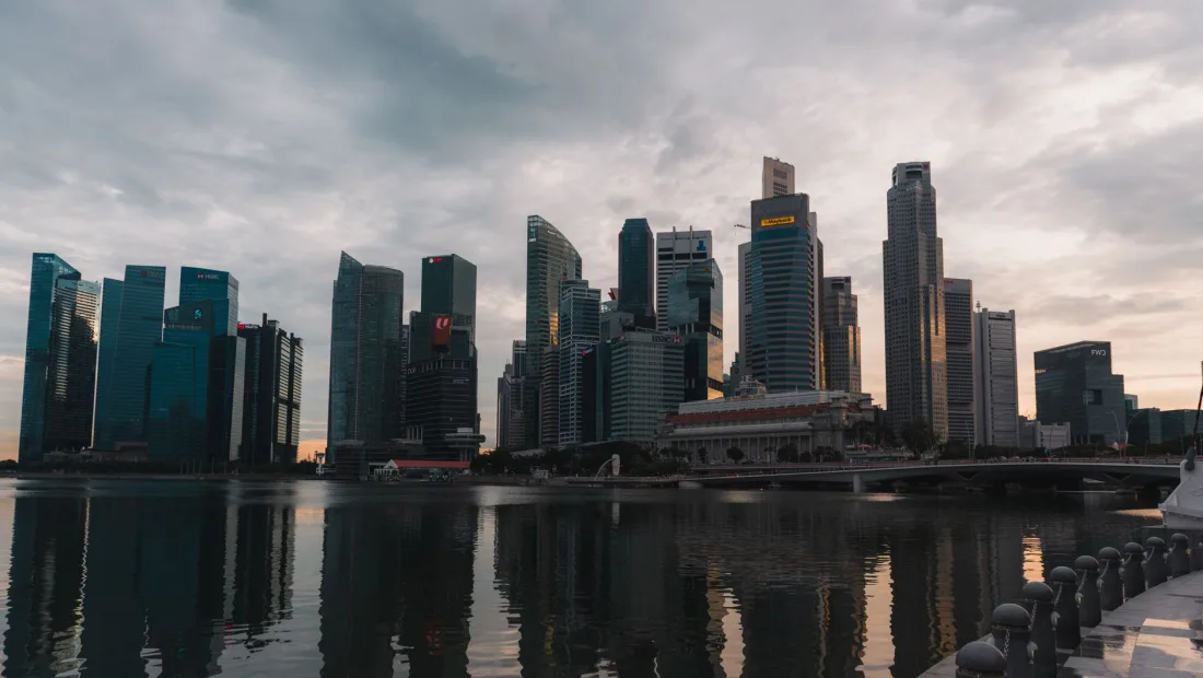 Singapore skyline at dusk, illustrating how Singapore courts approach the seat of arbitration